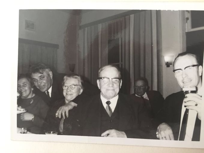 Foto uit de jaren 1960, Hermanus zit links van de man met het glas bier.