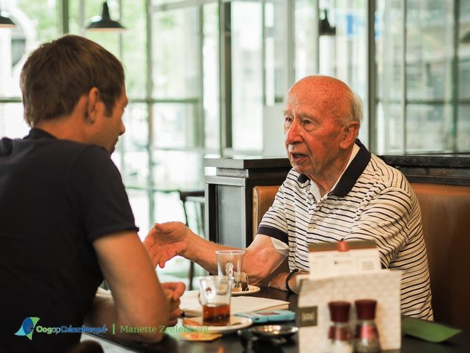 Foto uit 2015, Arjan in gesprek in Dudok te Rotterdam met oud-hoofdcommissaris   van de voormalige           gemeentepolitie Rotterdam, de heer Blaauw.