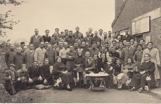 Foto uit de jaren 1950, Het personeel van meubelfabriek De Tors in Culemborg. Achter de tafel Arnoldus Colle junior. Betrokken bij de moord op de Van Wiggens. Uiterst rechts, zittend een andere telg uit de familie.