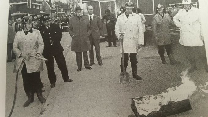 Foto uit krant voorjaar 1975, de dacty van de Kralingseveerse mannen worden vernietigd.